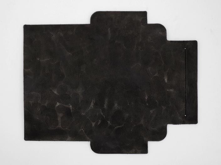 凸凹パターン×ブラック：札ケース（長財布）の表面